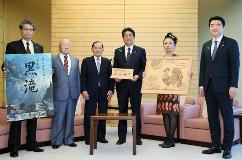 会见镂空工艺师等