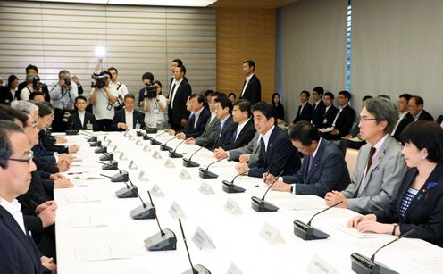 安倍总理在总理大臣官邸出席了有关每月例行经济报告等的相关阁僚会议。