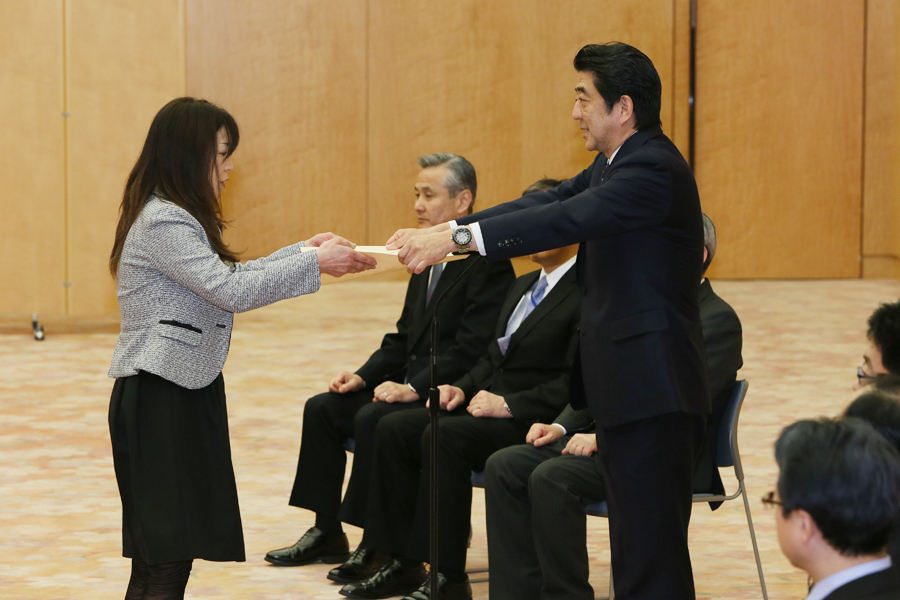安倍总理在总理大臣官邸，向舍己救人的勇士们颁发了内阁总理大臣感谢状。