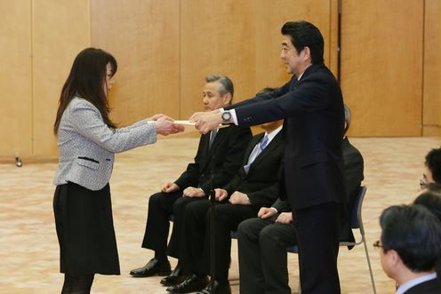 安倍总理在总理大臣官邸，向舍己救人的勇士们颁发了内阁总理大臣感谢状。