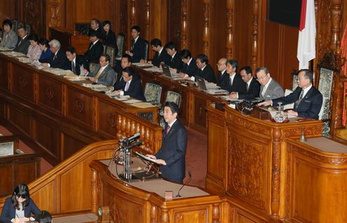 安倍总理出席了参议院全体会议以及众议院全体会议。