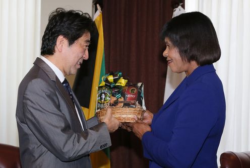 安倍总理访问了牙买加。
