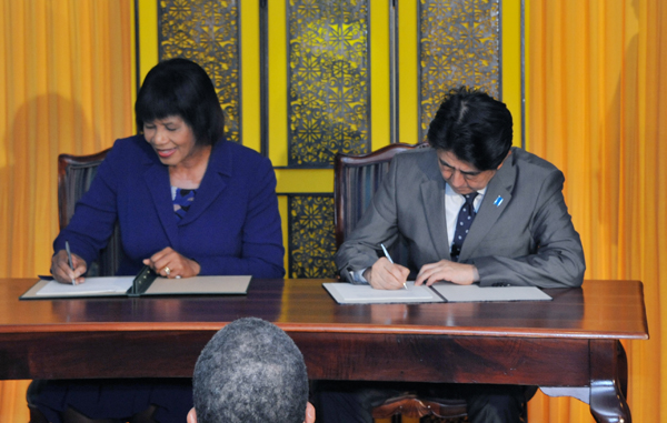 安倍总理访问了牙买加。