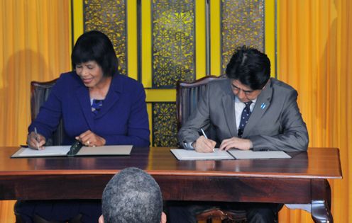 安倍总理访问了牙买加。