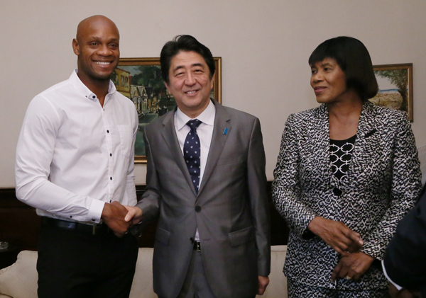 安倍总理访问了牙买加。