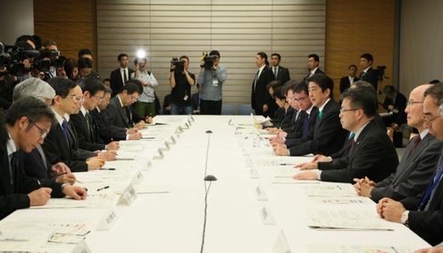安倍总理在总理大臣官邸出席了“2016年震源在熊本县熊本地区的地震紧急灾害对策本部会议”（第4次）。