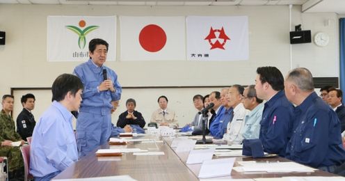 安倍总理为了视察熊本地震造成灾害状况，访问了大分县以及熊本县。