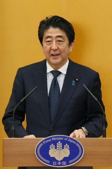 安倍总理在总理大臣官邸出席了“女性绽放光彩先进企业表彰仪式”。