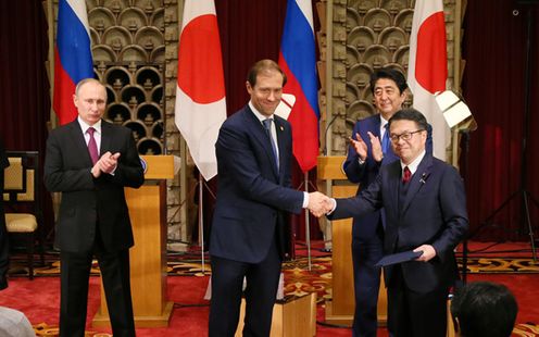 安倍总理在总理大臣官邸与俄罗斯总统普京举行了首脑会谈等。