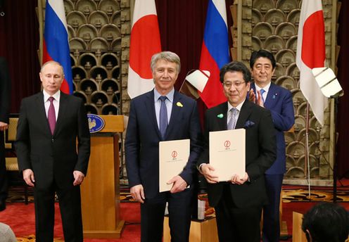 安倍总理在总理大臣官邸与俄罗斯总统普京举行了首脑会谈等。