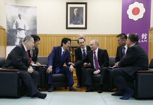 安倍总理在总理大臣官邸与俄罗斯总统普京举行了首脑会谈等。