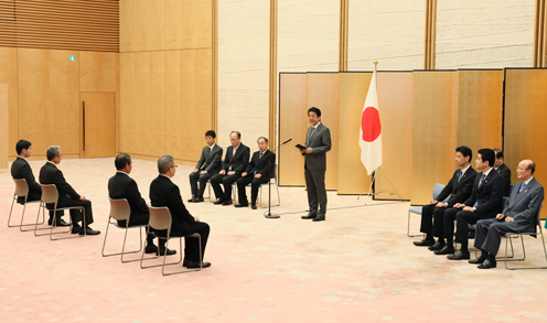 安倍总理在总理大臣官邸向不顾自己危险舍己救人的勇士们颁发了舍己救人内阁总理大臣感谢状。