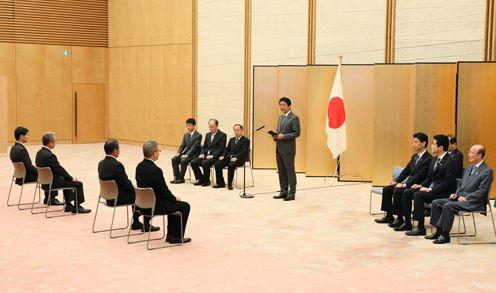 安倍总理在总理大臣官邸向不顾自己危险舍己救人的勇士们颁发了舍己救人内阁总理大臣感谢状。