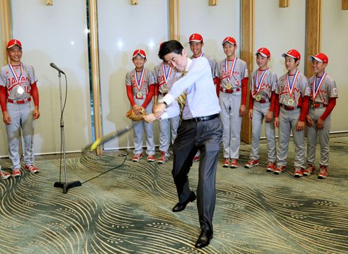 安倍总理在总理大臣官邸接受了少年棒球联盟世界大赛冠军队（东京北砂少年棒球联盟）的拜访。
