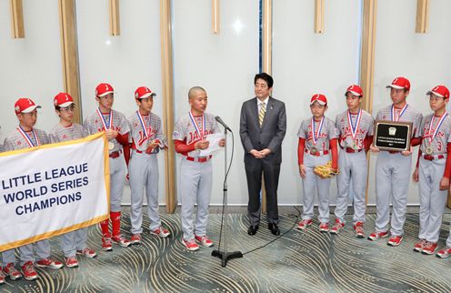 安倍总理在总理大臣官邸接受了少年棒球联盟世界大赛冠军队（东京北砂少年棒球联盟）的拜访。