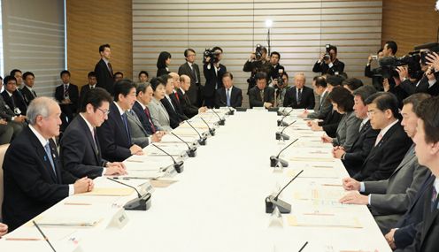 安倍总理在总理大臣官邸召开了第16次宇宙开发战略本部会议。