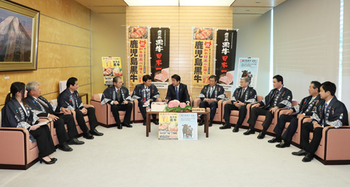 安倍总理在总理大臣官邸接受了“鹿儿岛黑牛”荣获日本第一和牛的报告。