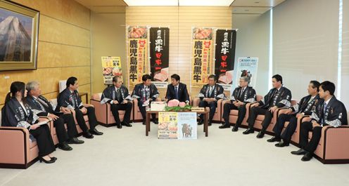 安倍总理在总理大臣官邸接受了“鹿儿岛黑牛”荣获日本第一和牛的报告。