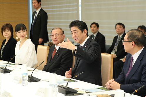 安倍总理在总理大臣官邸出席了故乡建设实践活动小组（第2次会议）。