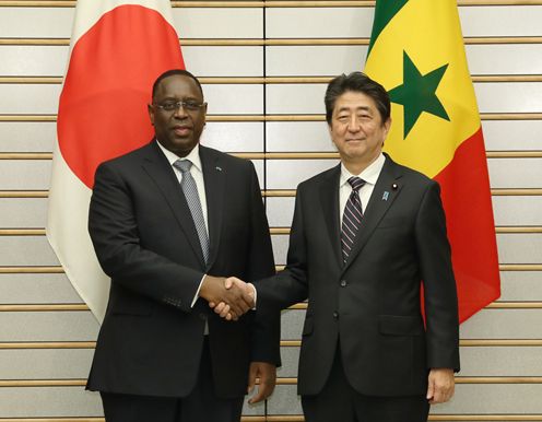 安倍总理在总理大臣官邸与塞内加尔共和国总统马基·萨勒举行了首脑会谈等。