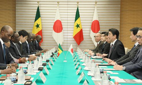 安倍总理在总理大臣官邸与塞内加尔共和国总统马基·萨勒举行了首脑会谈等。