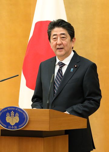 安倍总理在总理大臣官邸出席了女性绽放光彩先进企业表彰仪式。