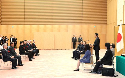 安倍总理在总理大臣官邸出席了女性绽放光彩先进企业表彰仪式。