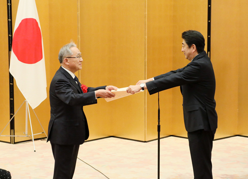 安倍总理在总理大臣官邸出席了女性绽放光彩先进企业表彰仪式。