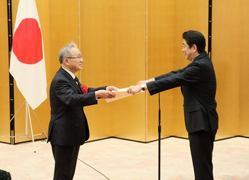 安倍总理在总理大臣官邸出席了女性绽放光彩先进企业表彰仪式。