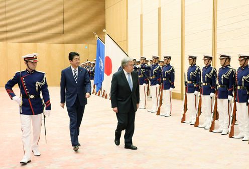 安倍总理在总理大臣官邸与联合国秘书长安东尼奥·古特雷斯举行了会谈等。