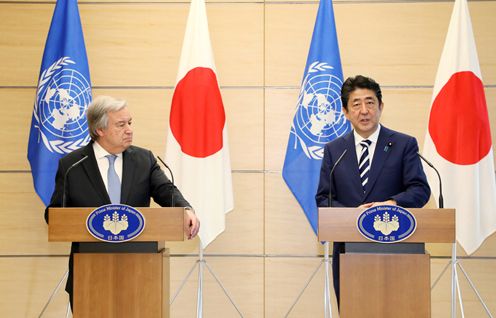 安倍总理在总理大臣官邸与联合国秘书长安东尼奥·古特雷斯举行了会谈等。