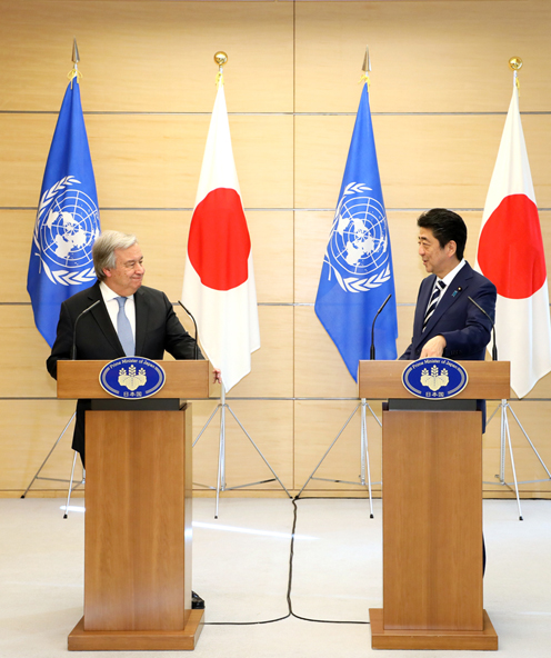 安倍总理在总理大臣官邸与联合国秘书长安东尼奥·古特雷斯举行了会谈等。