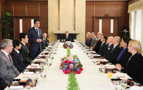 安倍总理在总理大臣公邸邀请会说日语的驻日各国大使举行了午餐会。