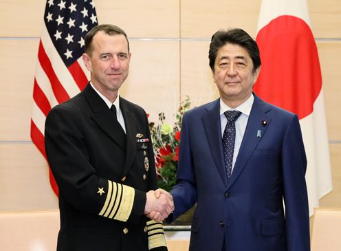 安倍总理在总理大臣官邸接受了美国海军作战部部长约翰·M·理查德森的拜会。