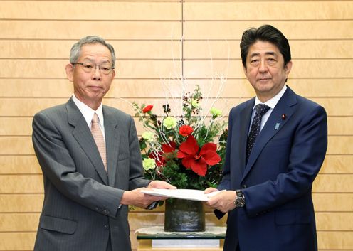 安倍总理在总理大臣官邸接受了综合海洋政策本部参与会议主持人宫原耕治递交的顾问会议意见书。