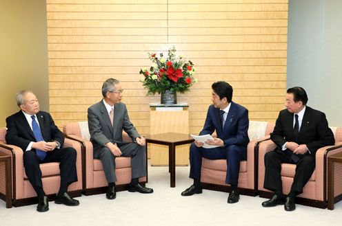 安倍总理在总理大臣官邸接受了综合海洋政策本部参与会议主持人宫原耕治递交的顾问会议意见书。