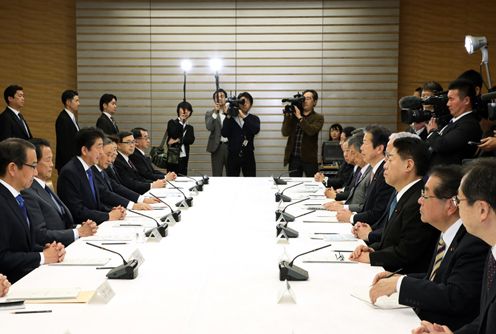 安倍总理在总理大臣官邸出席了政府与执政党的政策恳谈会。