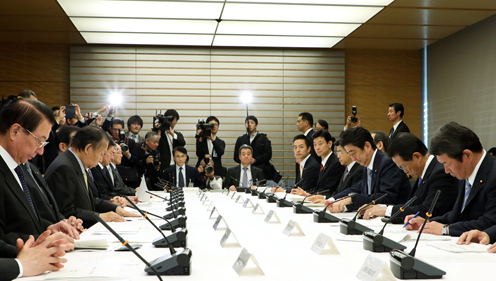 安倍总理在总理大臣官邸出席了有关每月例行经济报告等的相关阁僚会议。