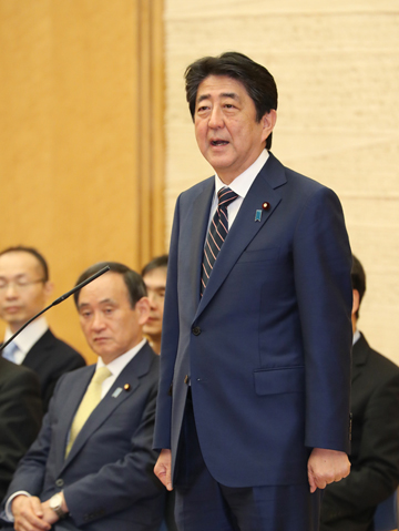 安倍总理出席了在总理大臣官邸召开的内阁及内阁府老员工表彰仪式。