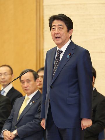 安倍总理出席了在总理大臣官邸召开的内阁及内阁府老员工表彰仪式。