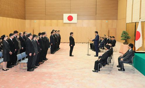 安倍总理出席了在总理大臣官邸召开的内阁及内阁府老员工表彰仪式。