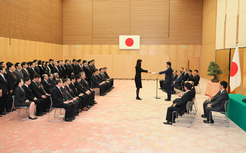 安倍总理出席了在总理大臣官邸召开的内阁及内阁府老员工表彰仪式。