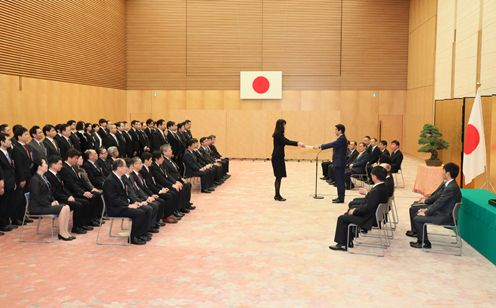 安倍总理出席了在总理大臣官邸召开的内阁及内阁府老员工表彰仪式。