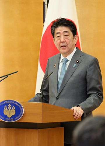 安倍总理在总理大臣官邸举行了第1届日本可持续发展目标（SDGs）奖表彰仪式。