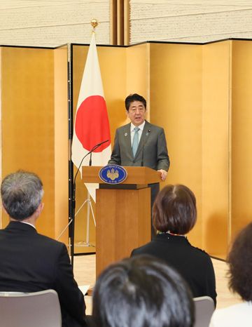 安倍总理在总理大臣官邸举行了第1届日本可持续发展目标（SDGs）奖表彰仪式。