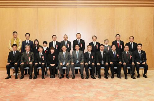 安倍总理在总理大臣官邸举行了第1届日本可持续发展目标（SDGs）奖表彰仪式。