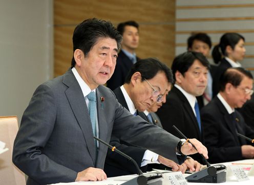 安倍总理在总理大臣官邸召开了第11次地方分权改革推进本部会议。