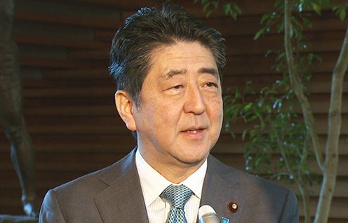 举行记者会的安倍总理