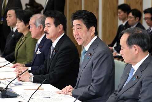 安倍总理在总理大臣官邸召开了第4次可持续发展目标（SDGs）推进本部会议。
