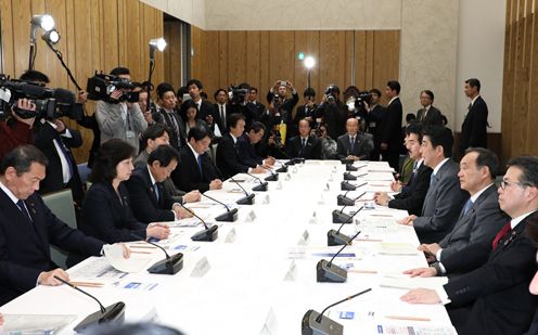 安倍总理在总理大臣官邸召开了第4次可持续发展目标（SDGs）推进本部会议。